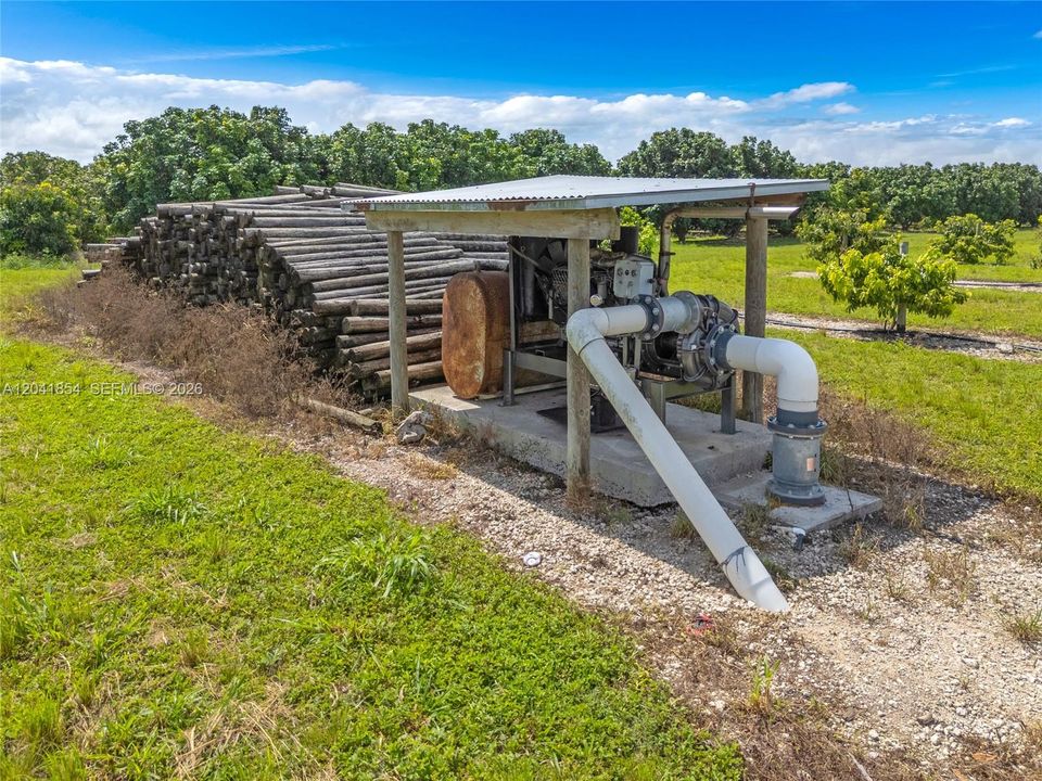 На продажу: $1,050,000 (7.46 acres)