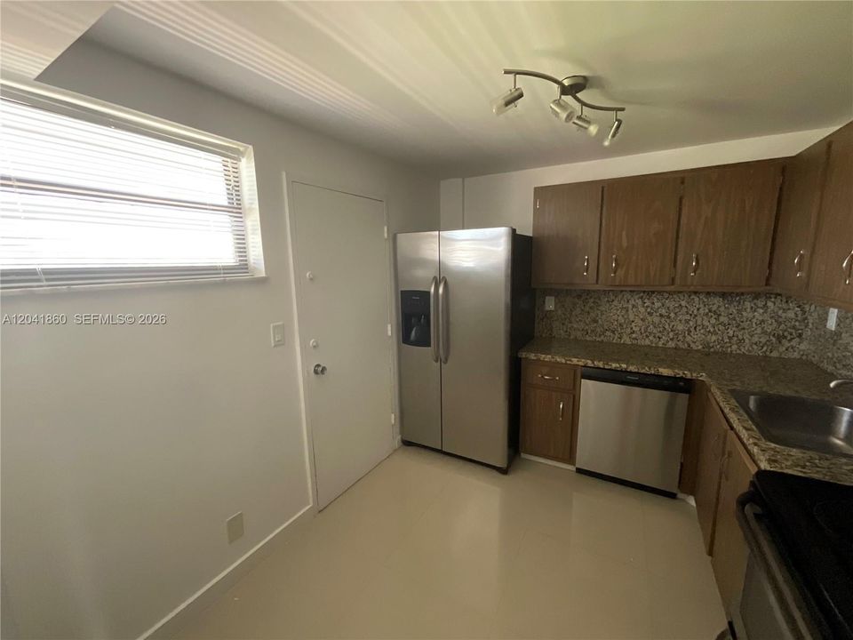 For Rent: $2,450 (2 beds, 2 baths, 1040 Square Feet)