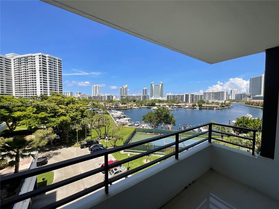 For Rent: $2,450 (2 beds, 2 baths, 1040 Square Feet)