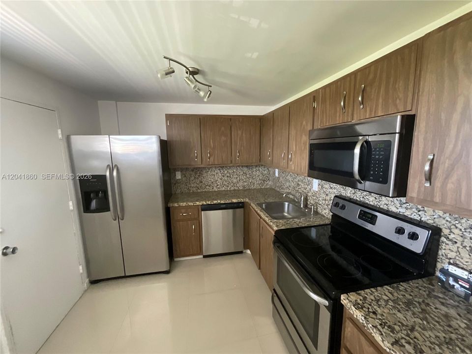 For Rent: $2,450 (2 beds, 2 baths, 1040 Square Feet)