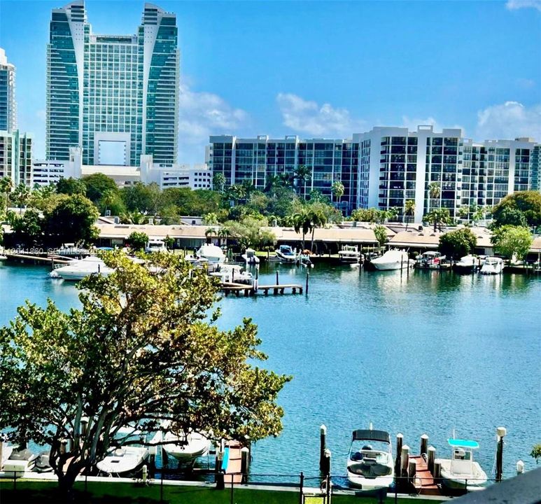 For Rent: $2,450 (2 beds, 2 baths, 1040 Square Feet)