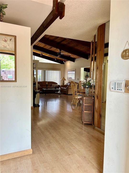 На продажу: $275,000 (2 спален, 2 ванн, 1220 Квадратных фут)