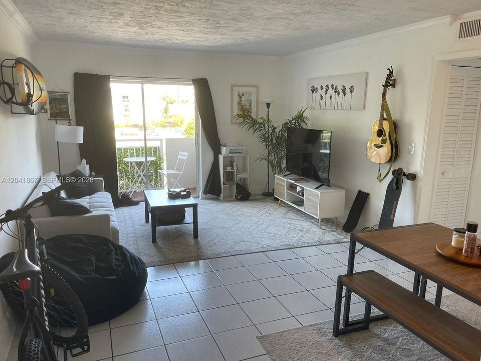 For Rent: $2,850 (2 beds, 1 baths, 18300 Square Feet)