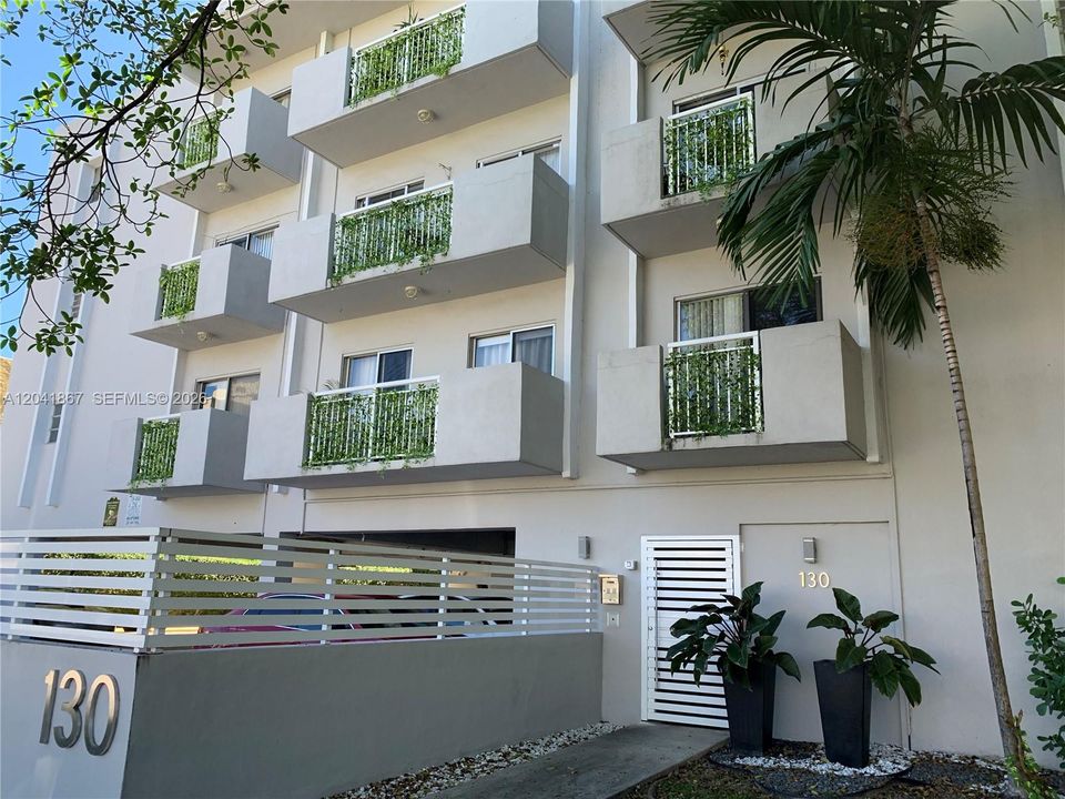 For Rent: $2,850 (2 beds, 1 baths, 18300 Square Feet)