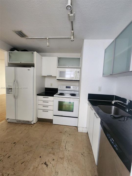 В аренду: $2,250 (1 спален, 1 ванн, 750 Квадратных фут)
