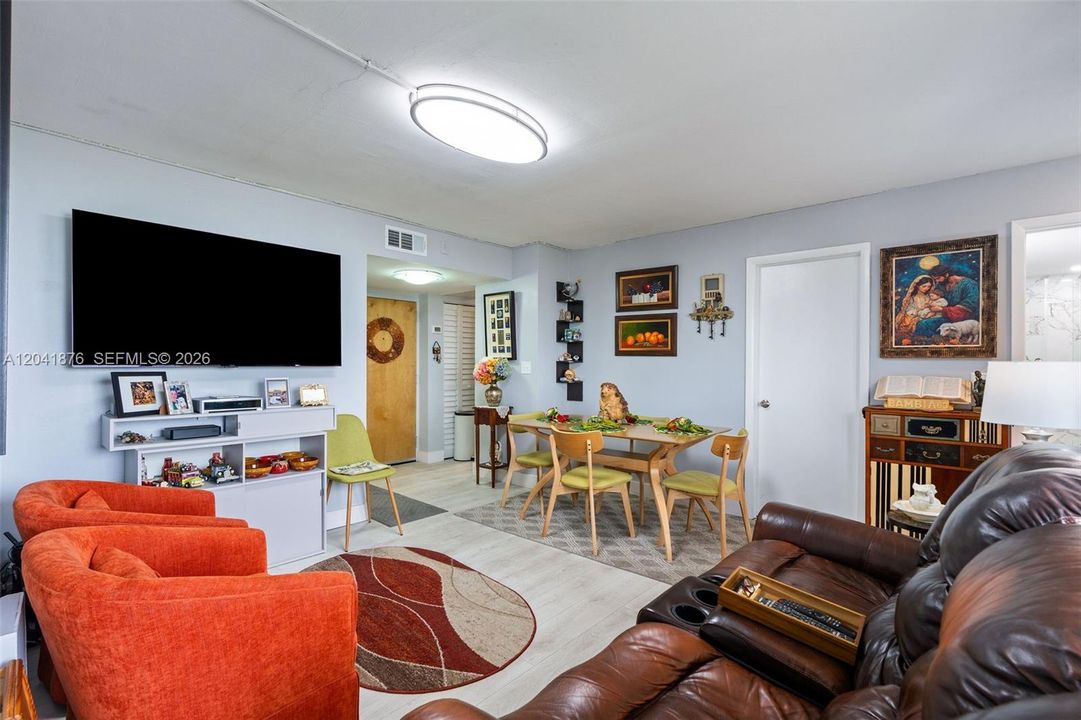 For Rent: $2,300 (2 beds, 2 baths, 910 Square Feet)