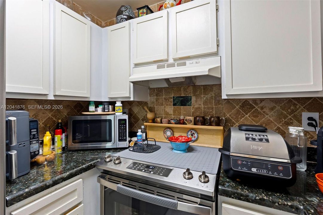 For Rent: $2,300 (2 beds, 2 baths, 910 Square Feet)