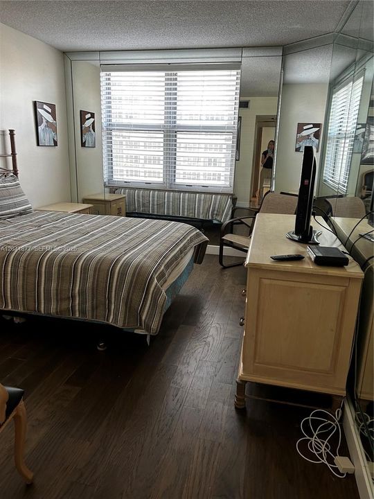 For Rent: $2,300 (1 beds, 1 baths, 870 Square Feet)