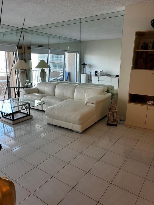 For Rent: $2,300 (1 beds, 1 baths, 870 Square Feet)