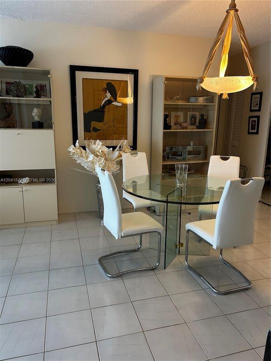 For Rent: $2,300 (1 beds, 1 baths, 870 Square Feet)