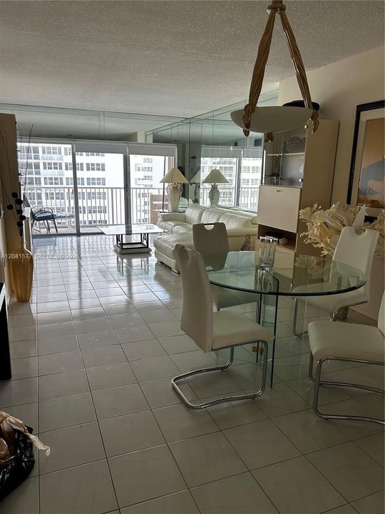 For Rent: $2,300 (1 beds, 1 baths, 870 Square Feet)