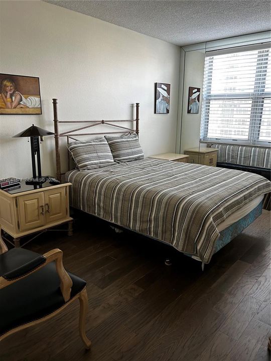 For Rent: $2,300 (1 beds, 1 baths, 870 Square Feet)