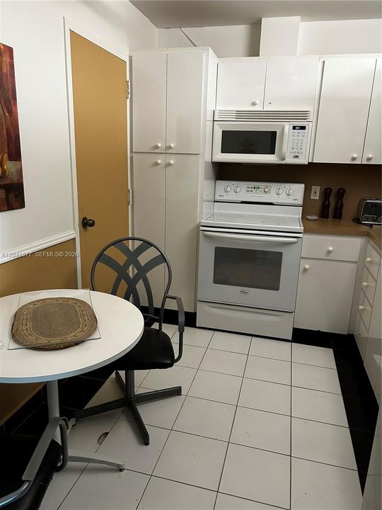 For Rent: $2,300 (1 beds, 1 baths, 870 Square Feet)