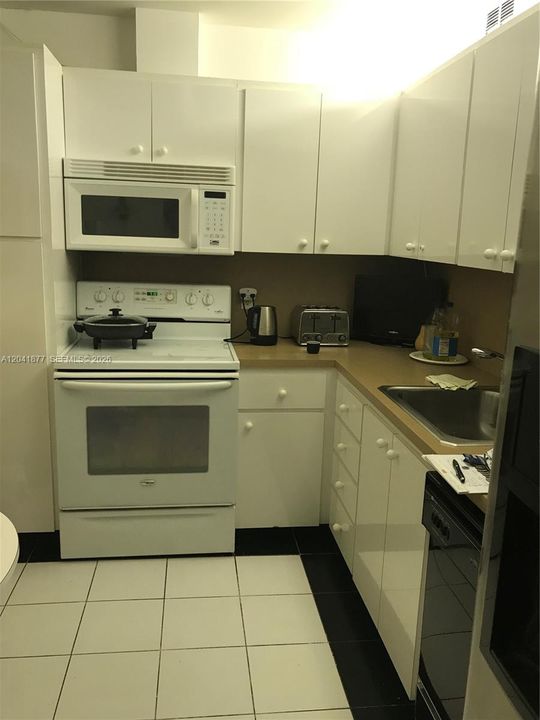 For Rent: $2,300 (1 beds, 1 baths, 870 Square Feet)