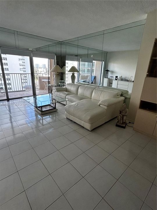 For Rent: $2,300 (1 beds, 1 baths, 870 Square Feet)