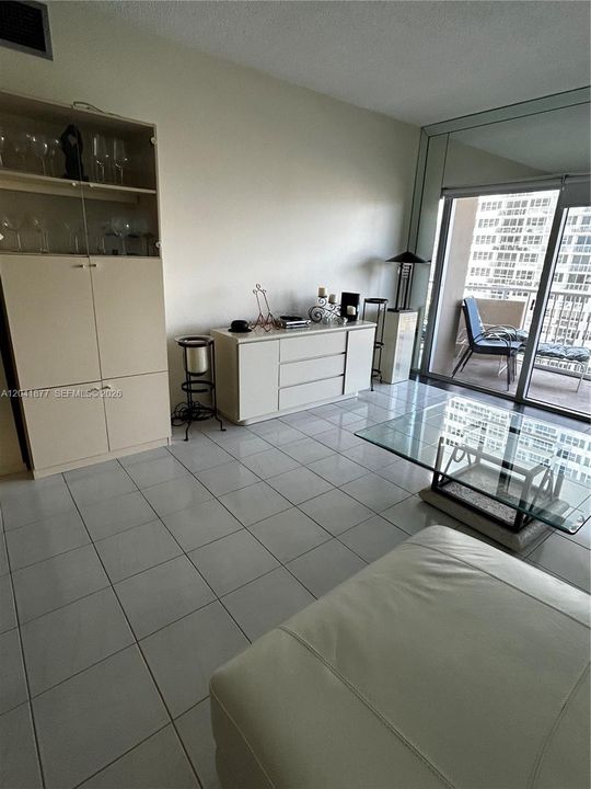 For Rent: $2,300 (1 beds, 1 baths, 870 Square Feet)