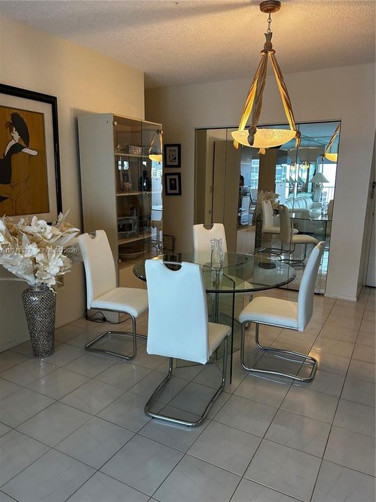 For Rent: $2,300 (1 beds, 1 baths, 870 Square Feet)