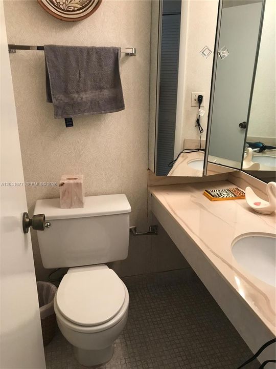 For Rent: $2,300 (1 beds, 1 baths, 870 Square Feet)