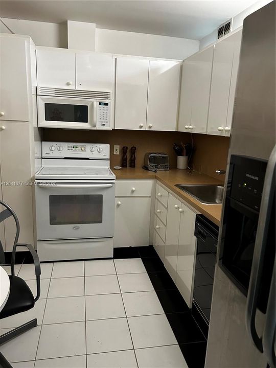 For Rent: $2,300 (1 beds, 1 baths, 870 Square Feet)