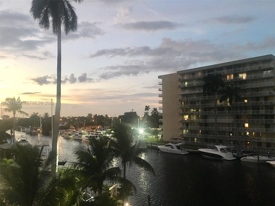 For Rent: $2,300 (2 beds, 2 baths, 842 Square Feet)