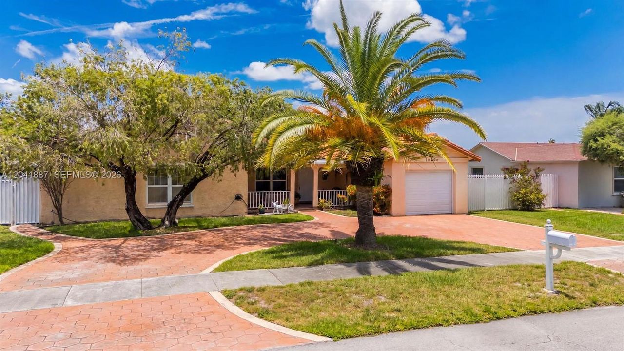 En Venta: $670,000 (4 camas, 3 baños, 1998 Pies cuadrados)