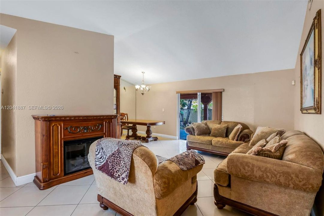 En Venta: $670,000 (4 camas, 3 baños, 1998 Pies cuadrados)