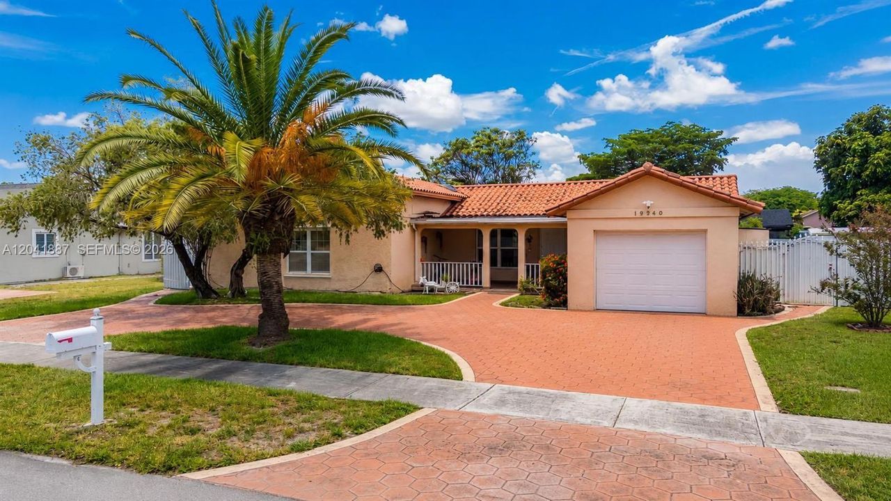 En Venta: $670,000 (4 camas, 3 baños, 1998 Pies cuadrados)