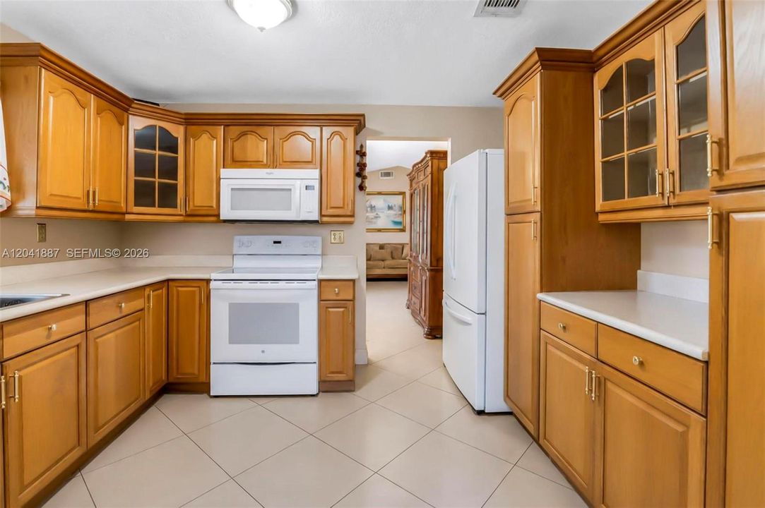 En Venta: $670,000 (4 camas, 3 baños, 1998 Pies cuadrados)