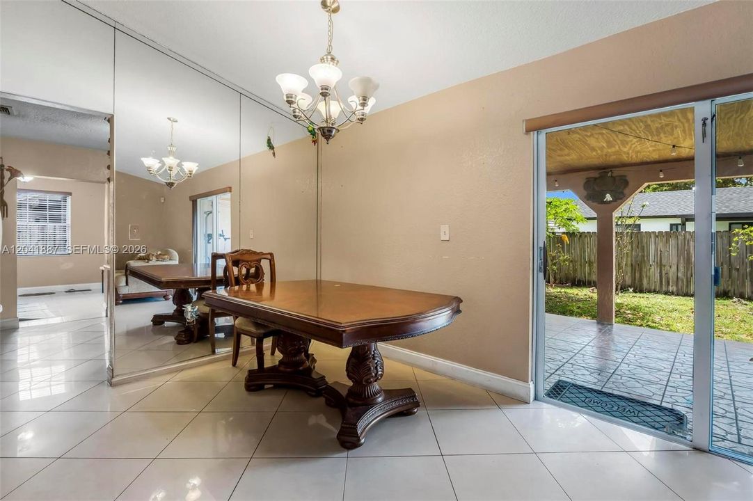 En Venta: $670,000 (4 camas, 3 baños, 1998 Pies cuadrados)