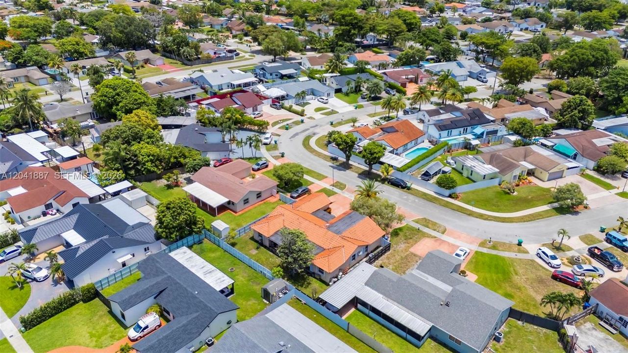 En Venta: $670,000 (4 camas, 3 baños, 1998 Pies cuadrados)