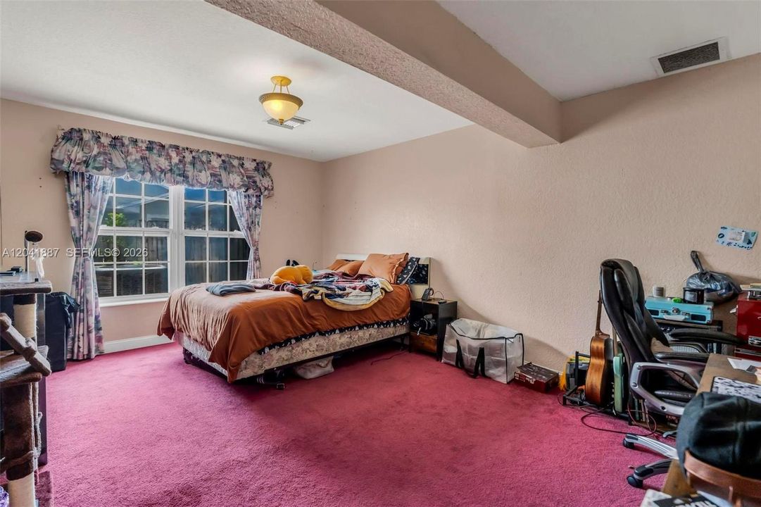 En Venta: $670,000 (4 camas, 3 baños, 1998 Pies cuadrados)