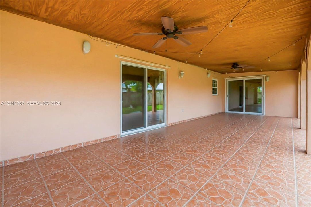 En Venta: $670,000 (4 camas, 3 baños, 1998 Pies cuadrados)
