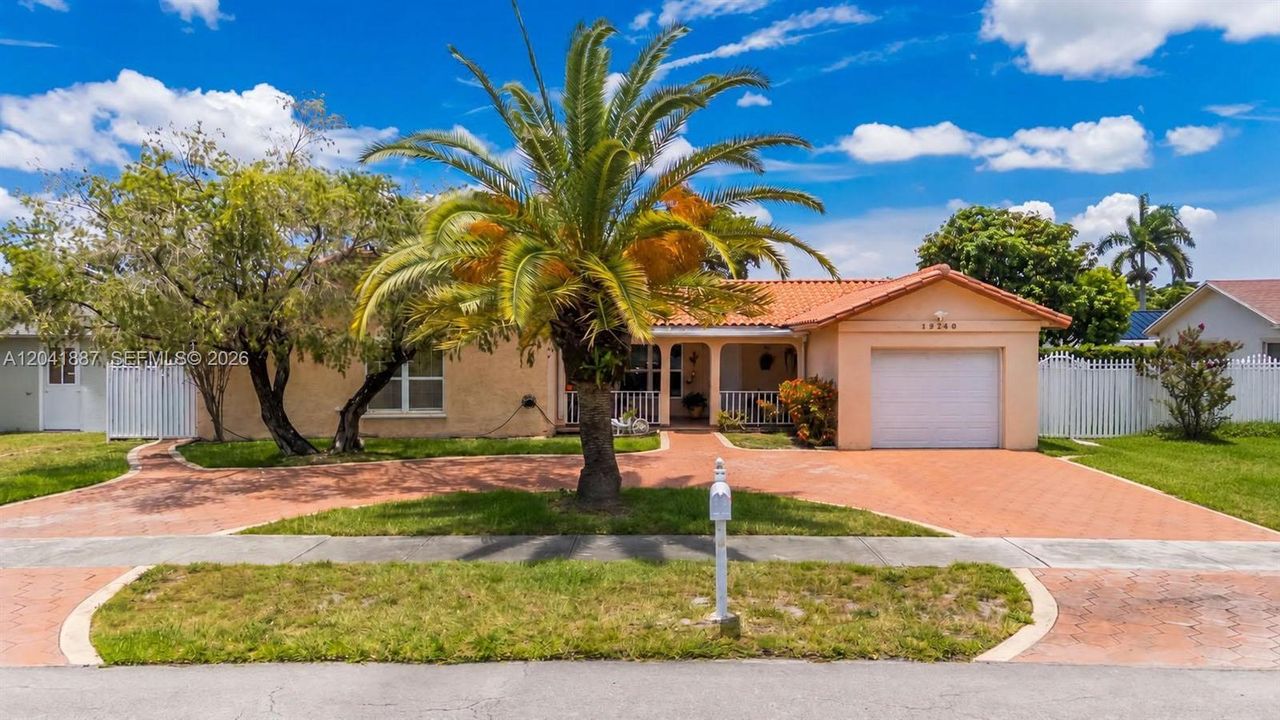 En Venta: $670,000 (4 camas, 3 baños, 1998 Pies cuadrados)