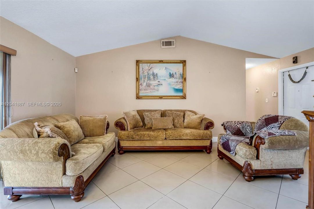 En Venta: $670,000 (4 camas, 3 baños, 1998 Pies cuadrados)