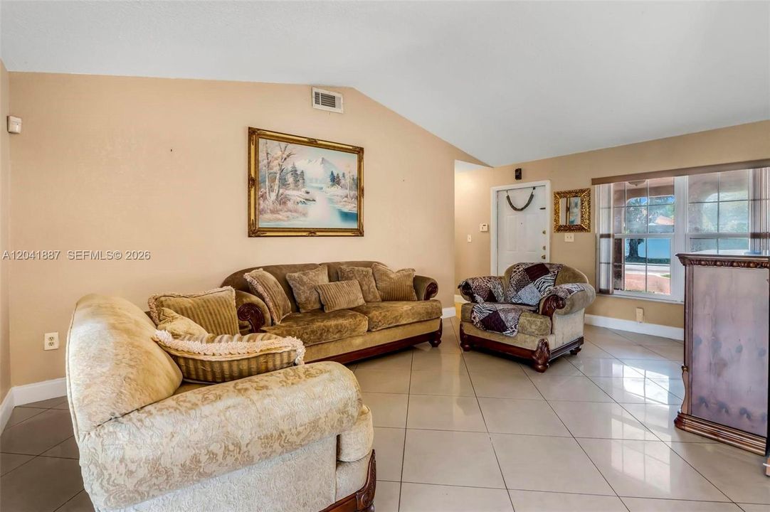 En Venta: $670,000 (4 camas, 3 baños, 1998 Pies cuadrados)