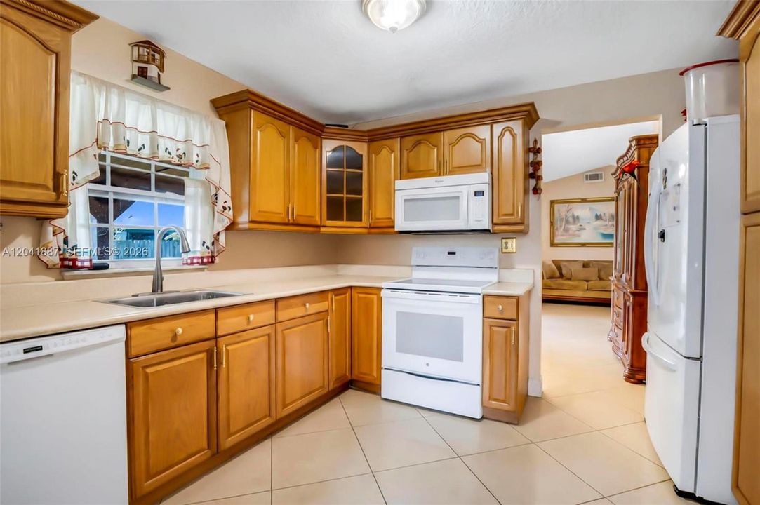 En Venta: $670,000 (4 camas, 3 baños, 1998 Pies cuadrados)