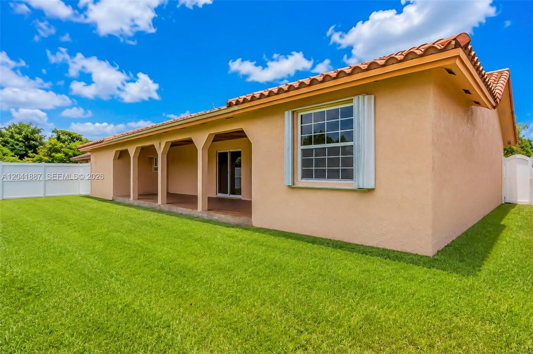 En Venta: $670,000 (4 camas, 3 baños, 1998 Pies cuadrados)