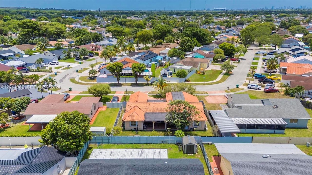 En Venta: $670,000 (4 camas, 3 baños, 1998 Pies cuadrados)
