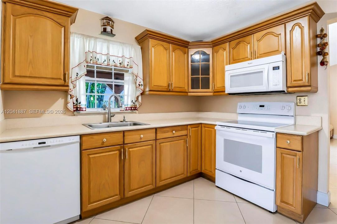 En Venta: $670,000 (4 camas, 3 baños, 1998 Pies cuadrados)