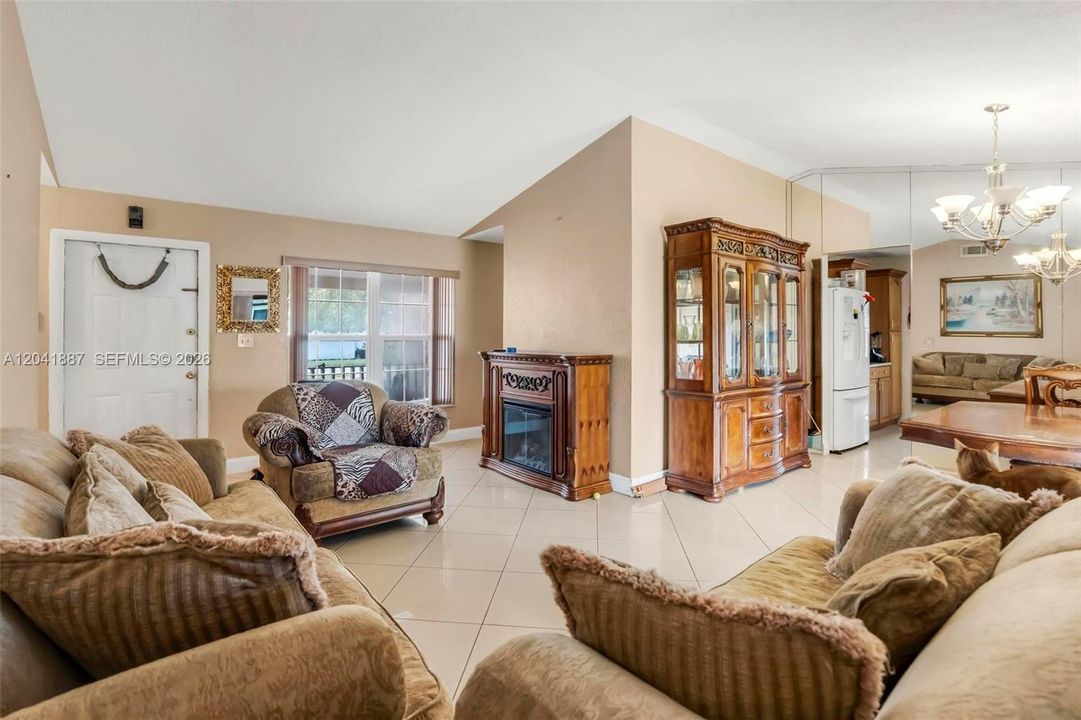 En Venta: $670,000 (4 camas, 3 baños, 1998 Pies cuadrados)