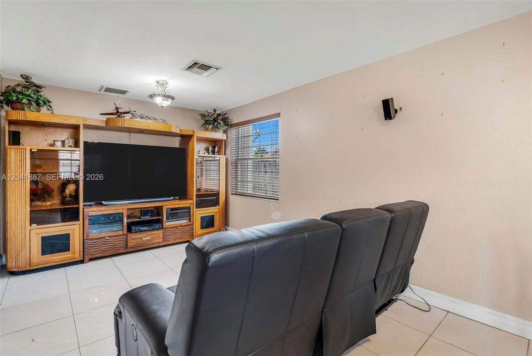 En Venta: $670,000 (4 camas, 3 baños, 1998 Pies cuadrados)