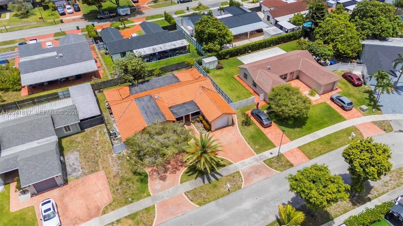 En Venta: $670,000 (4 camas, 3 baños, 1998 Pies cuadrados)