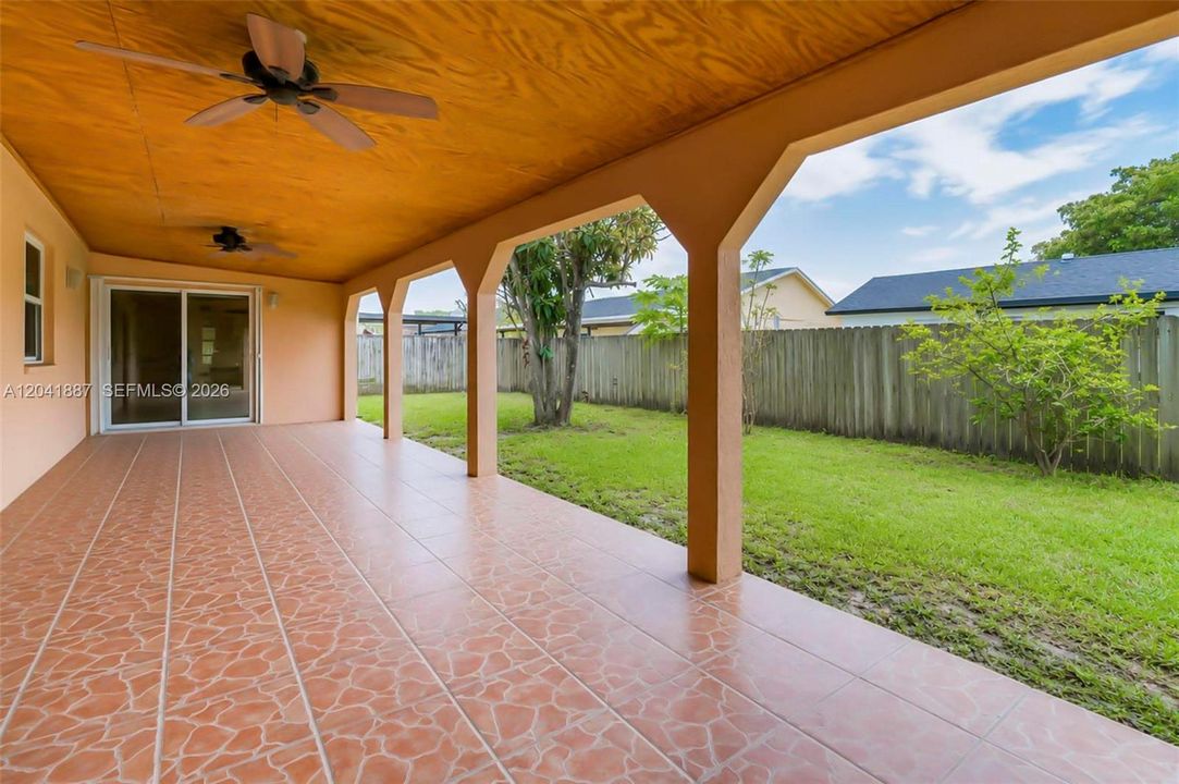 En Venta: $670,000 (4 camas, 3 baños, 1998 Pies cuadrados)