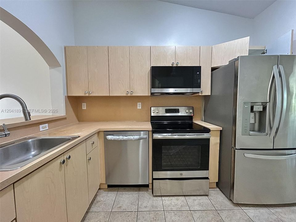 В аренду: $1,900 (2 спален, 2 ванн, 815 Квадратных фут)
