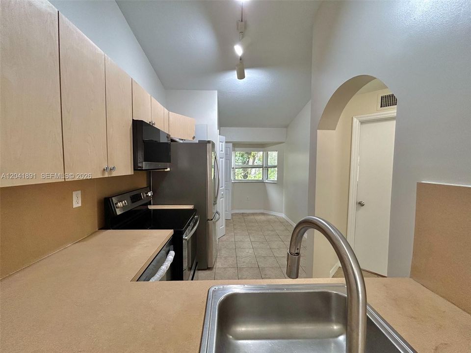 В аренду: $1,900 (2 спален, 2 ванн, 815 Квадратных фут)