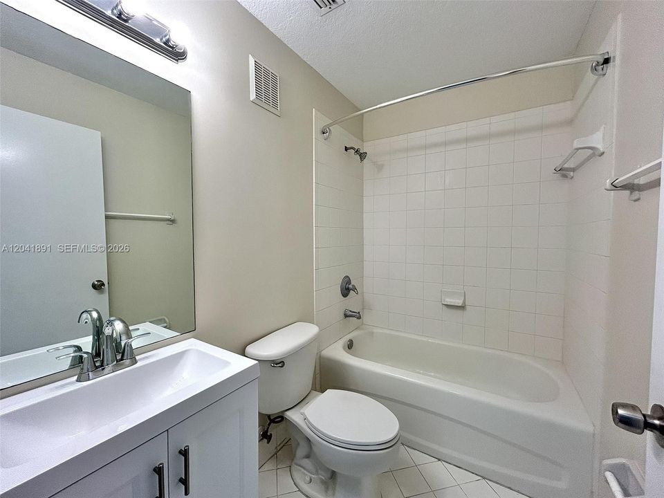 В аренду: $1,900 (2 спален, 2 ванн, 815 Квадратных фут)
