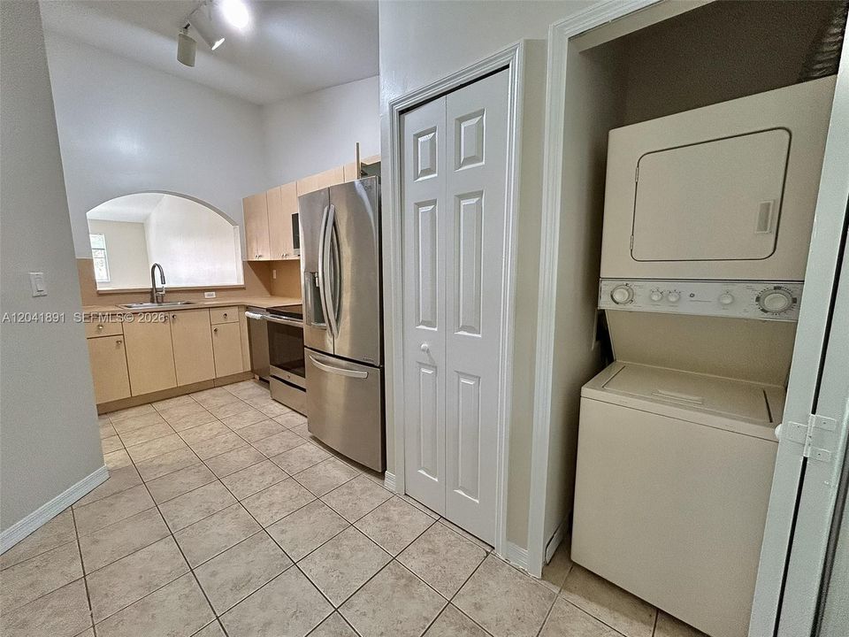 В аренду: $1,900 (2 спален, 2 ванн, 815 Квадратных фут)