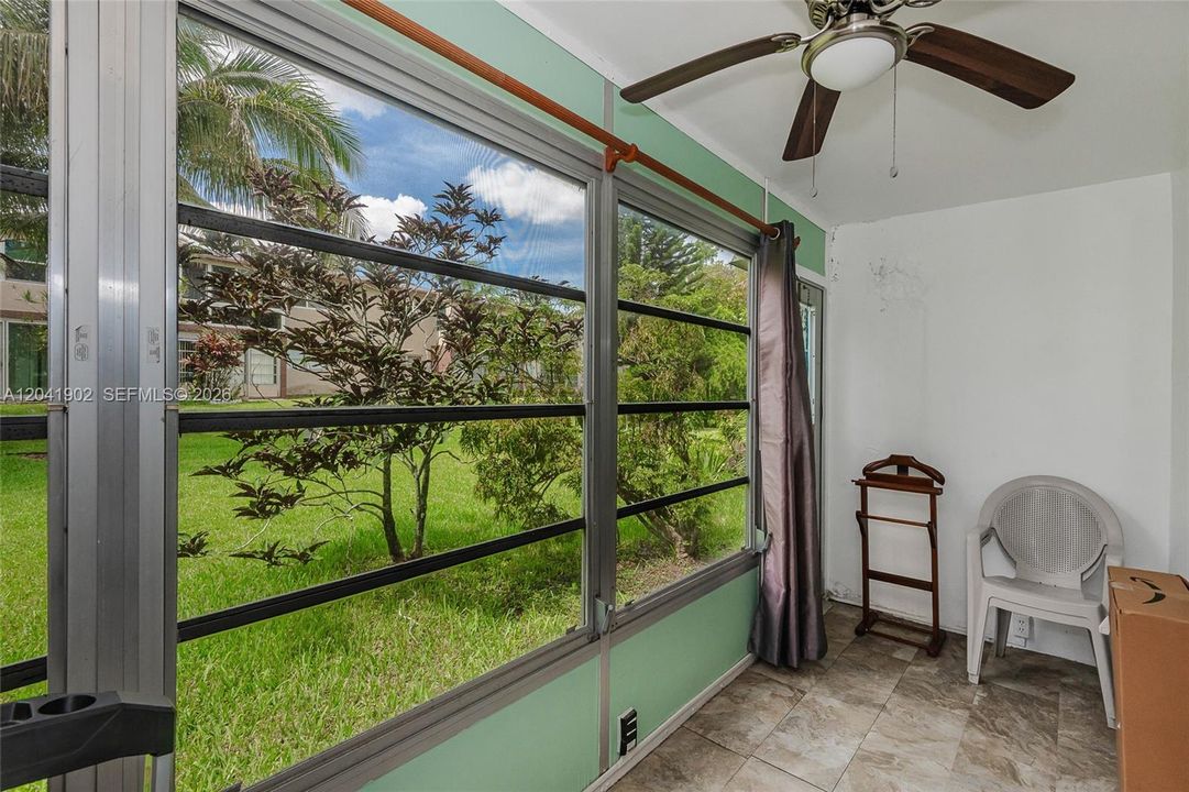 For Sale: $125,000 (2 beds, 2 baths, 990 Square Feet)