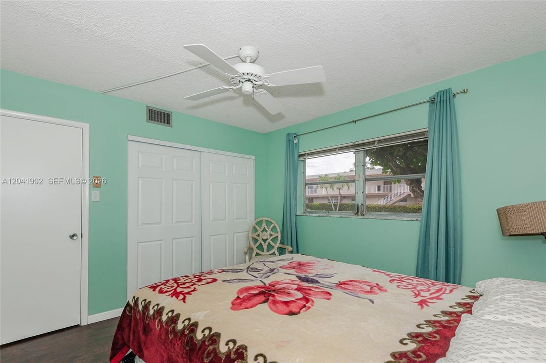 For Sale: $125,000 (2 beds, 2 baths, 990 Square Feet)