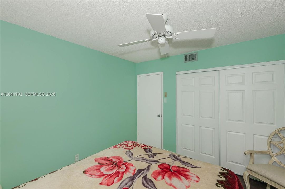 For Sale: $125,000 (2 beds, 2 baths, 990 Square Feet)
